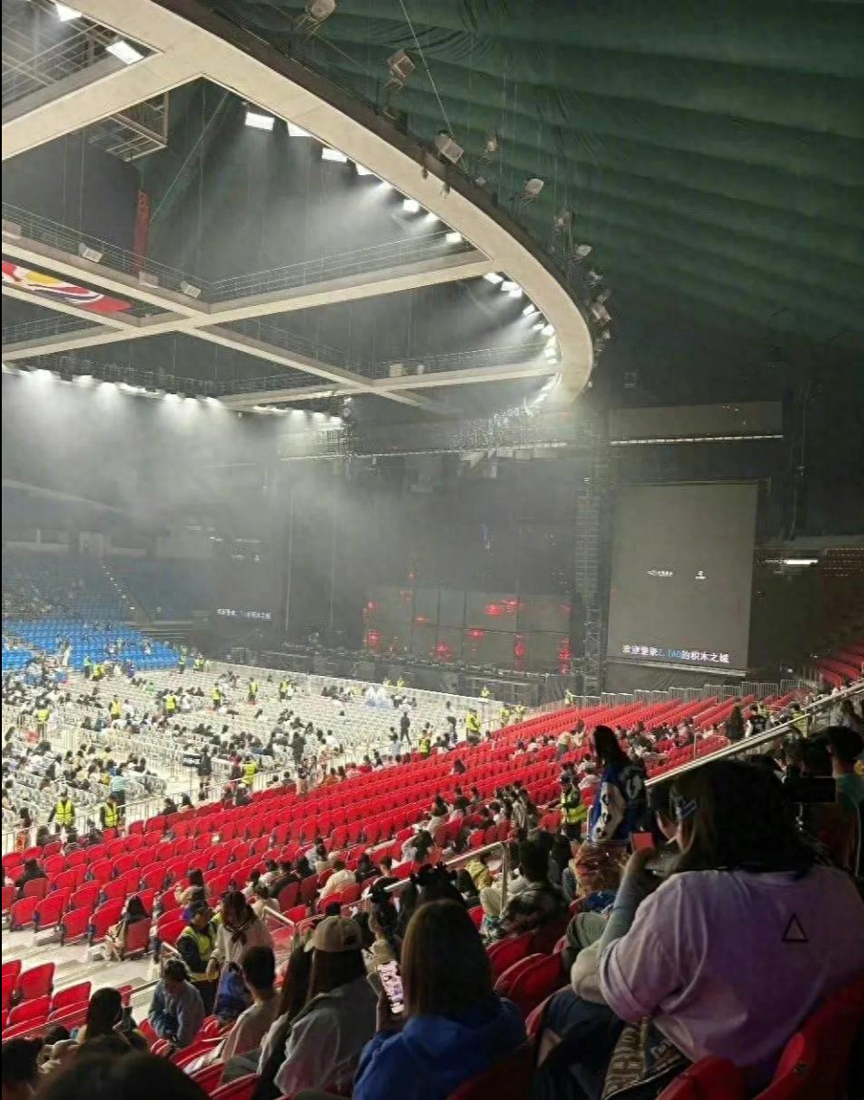 观众热情高涨，为偶像呐喊助威
