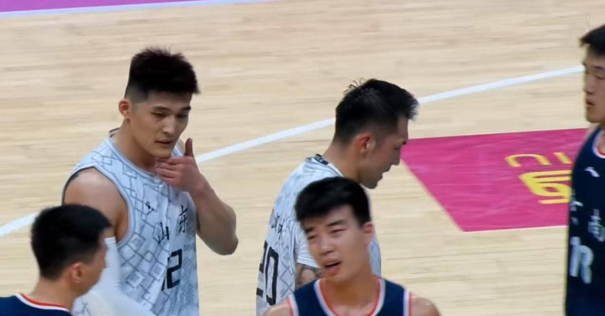 山东男篮备战对抗福建队，全队精神抖擞