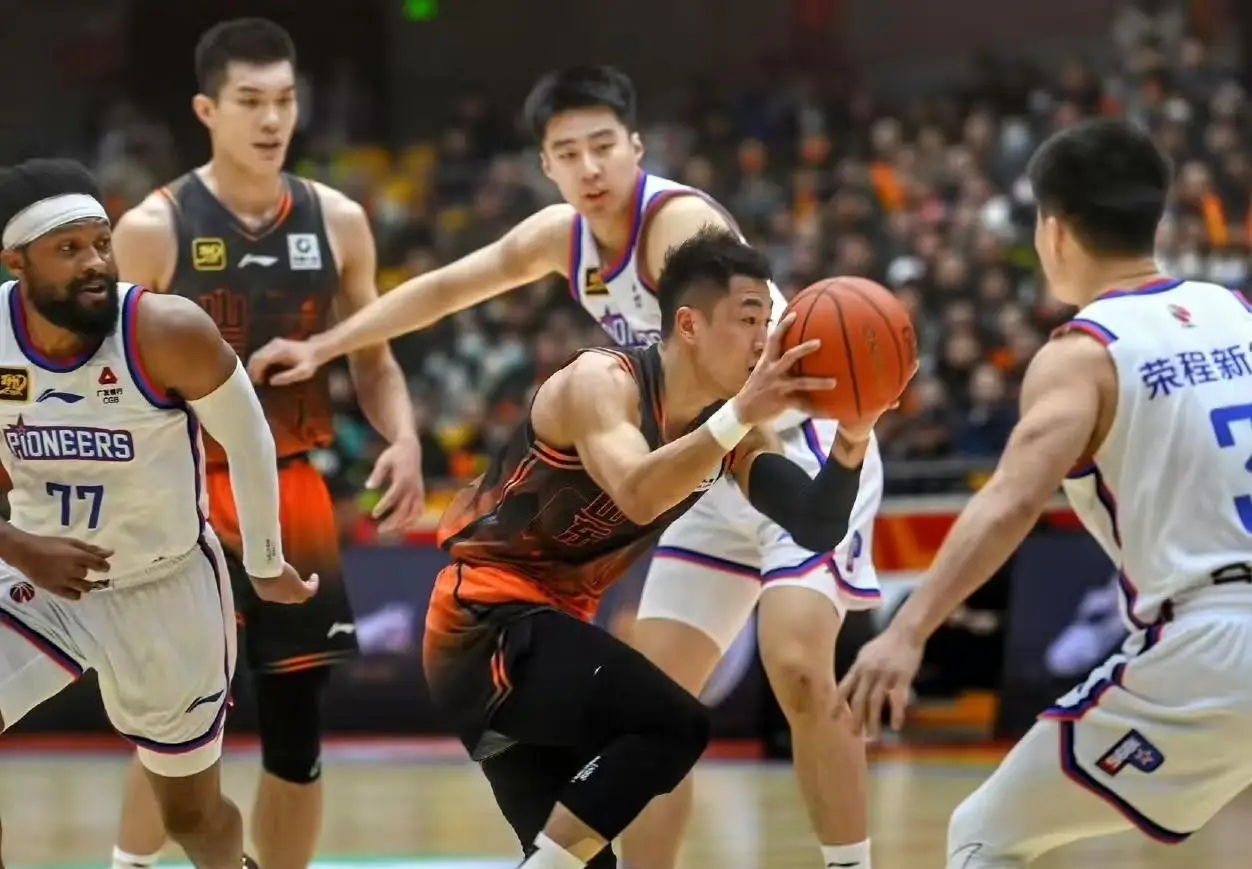 山东男篮备战对抗福建队，全队精神抖擞