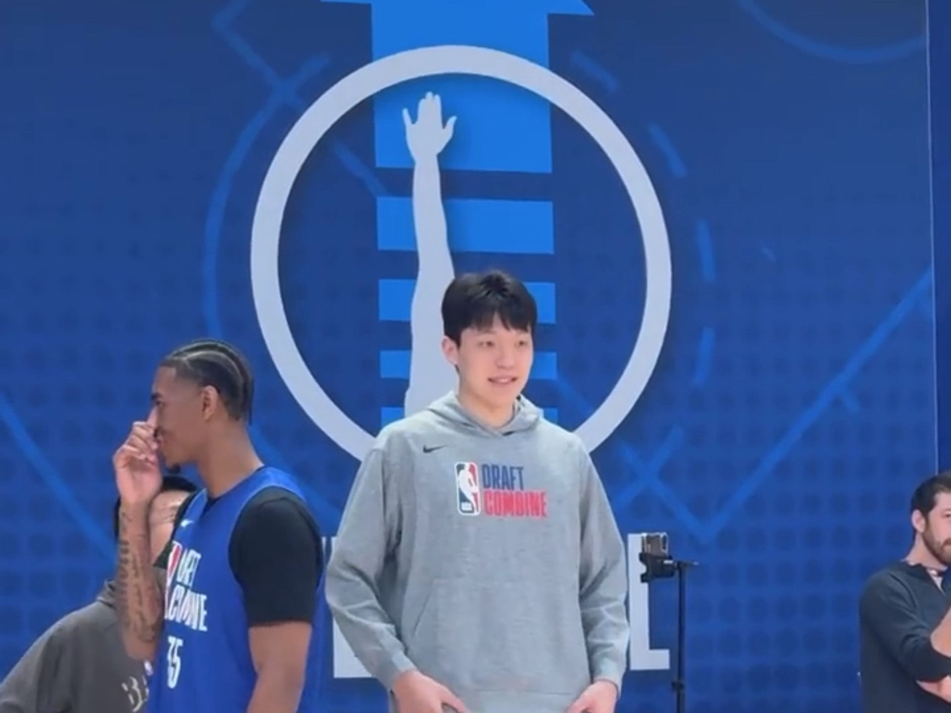 关于被选中前还在吃炸鸡！杨瀚森式幽默逗笑美女主持人的信息